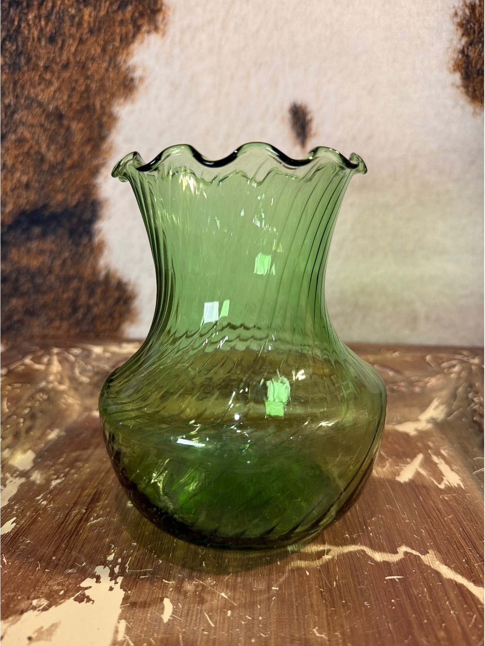 Green Ruffled Rim Glass Table Vase - Picture 4 of 6